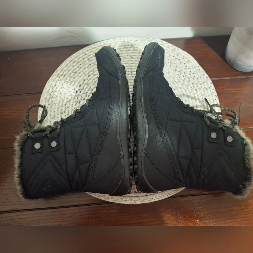Columbia Black Quilted Winter Boots with Faux Fur Size 9.